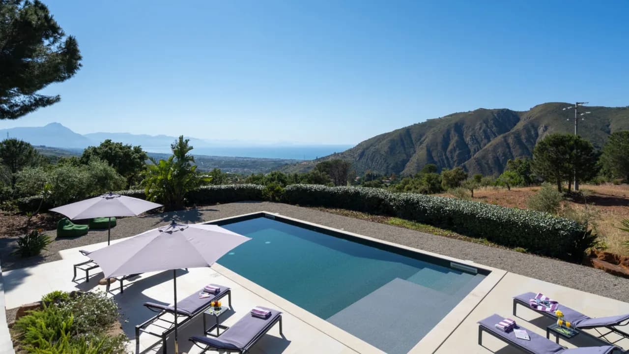 Outstanding Deluxe Villa with Terraced Garden and Pool photo 5