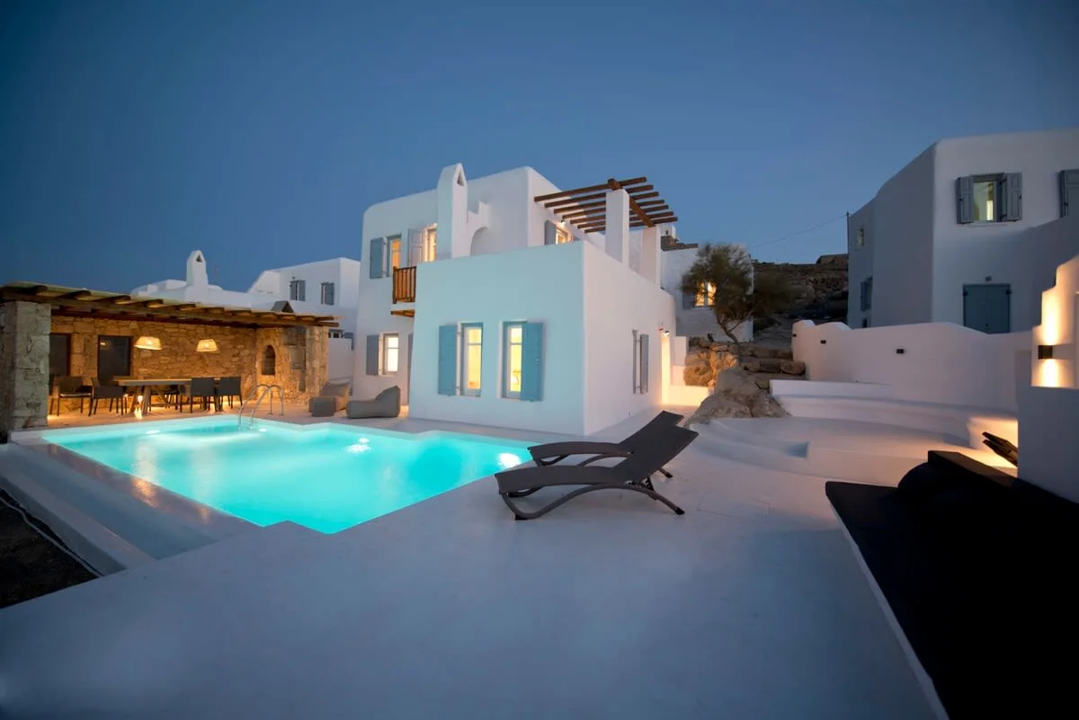 Upper Class Villa on Shoreline with Swimming Pool photo 2