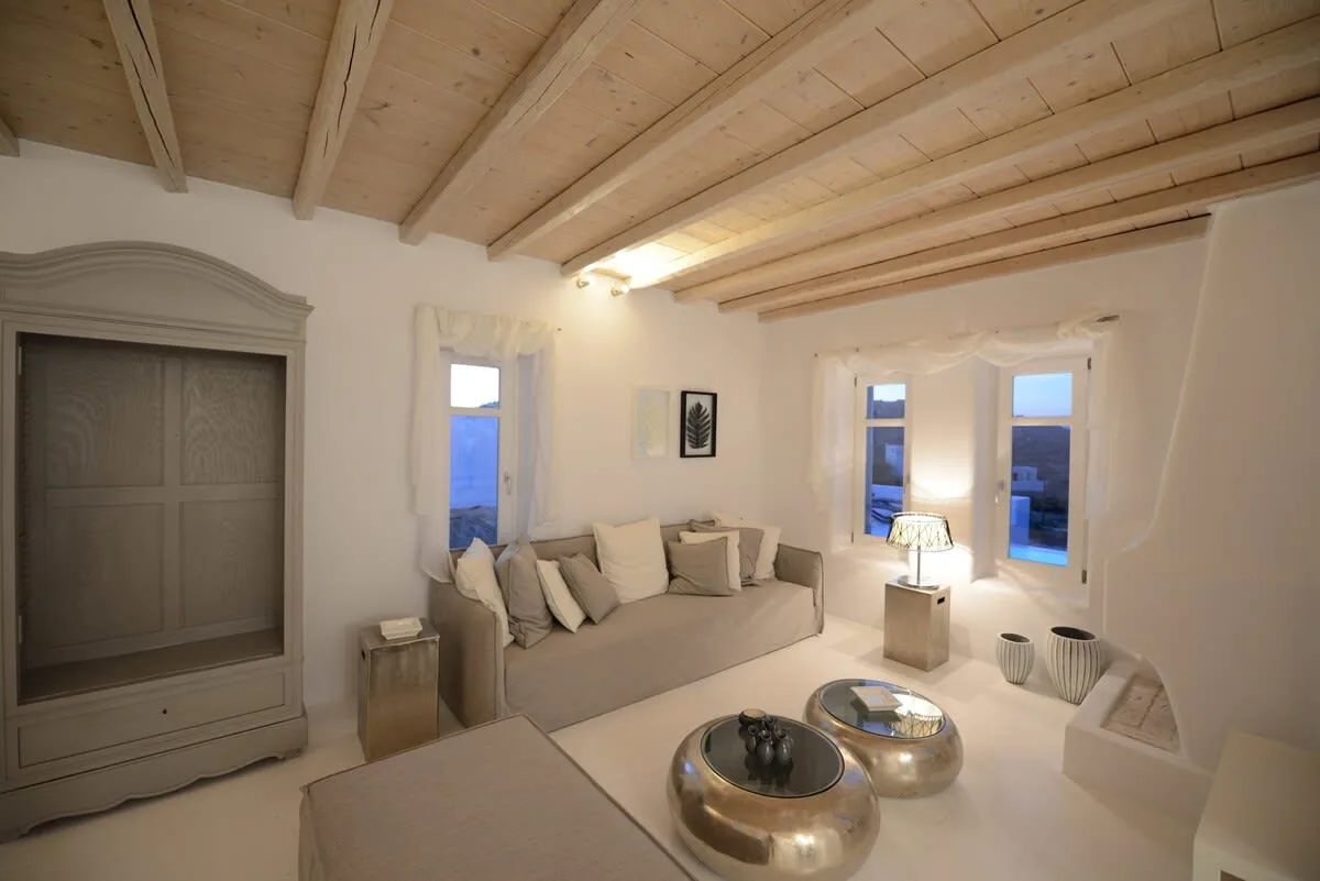 Upper Class Villa on Shoreline with Swimming Pool photo 5