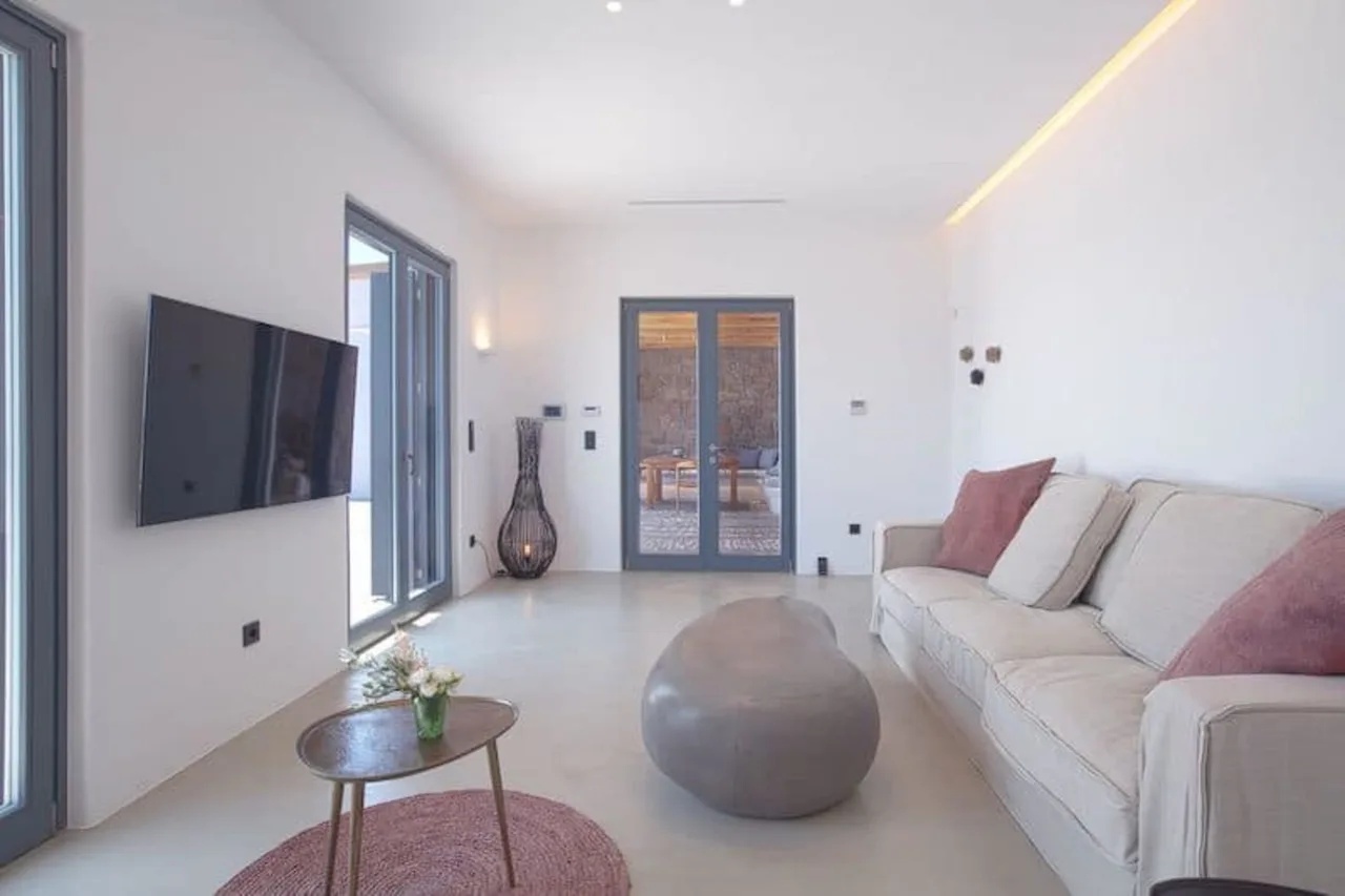 Captivating Deluxe Villa Overlooking the Bay of Kalafatis photo 2