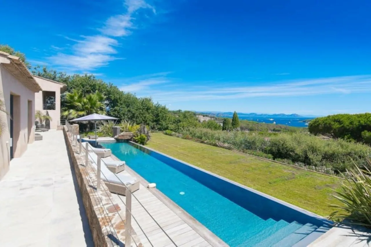 Neat, Elegant and Luxurious Villa photo 2
