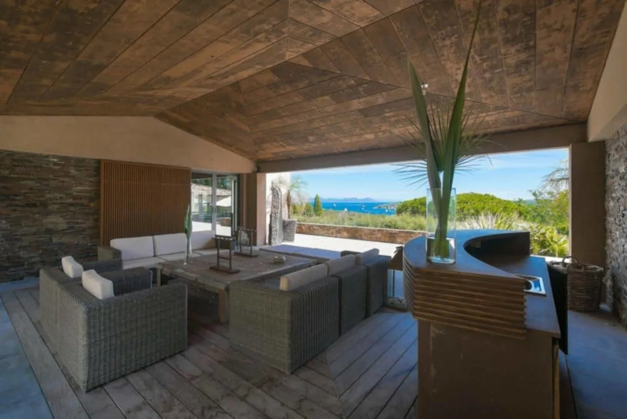 Neat, Elegant and Luxurious Villa photo 3
