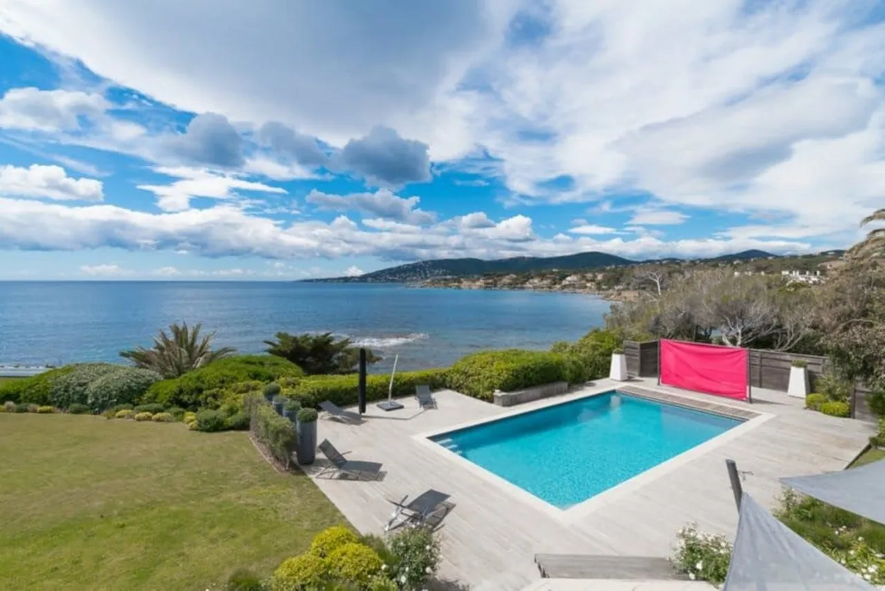 Stunning Villa on the Edge of a Cliff photo 3
