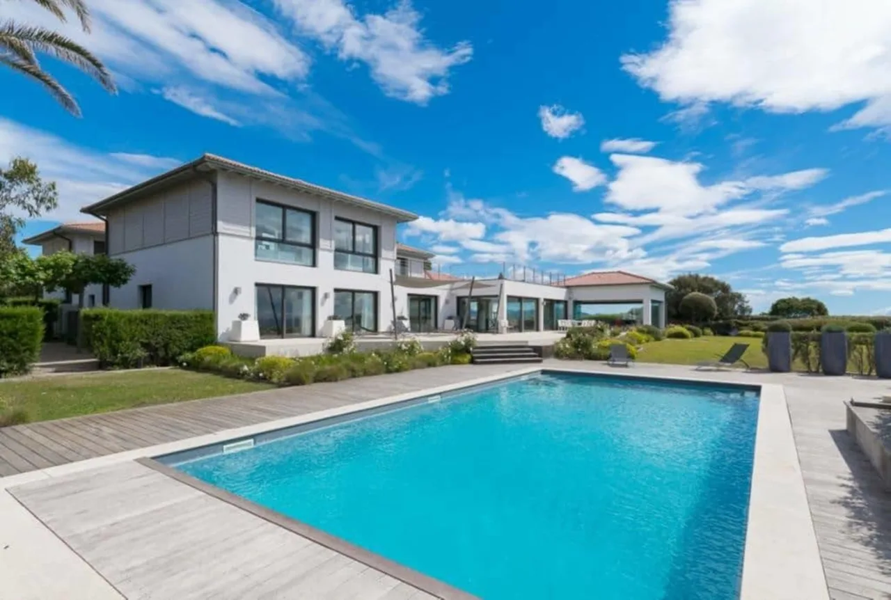 Stunning Villa on the Edge of a Cliff photo 4