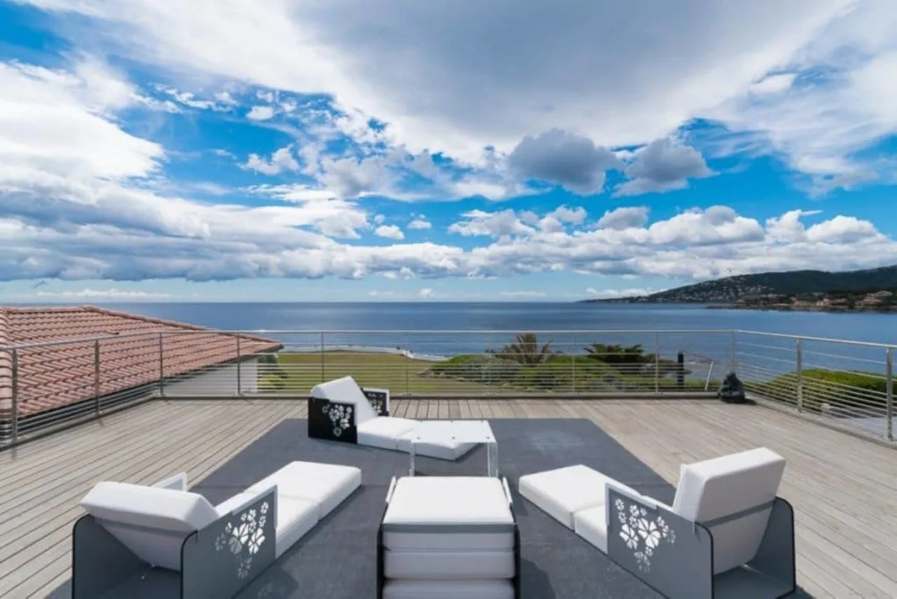 Stunning Villa on the Edge of a Cliff photo 5