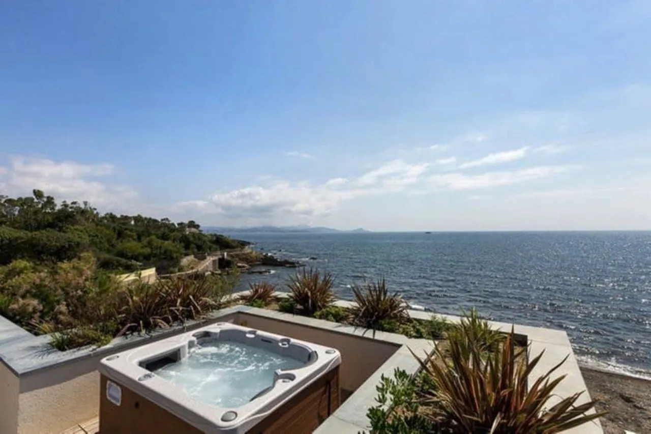 Exceptional Villa Right on the Beach photo 2