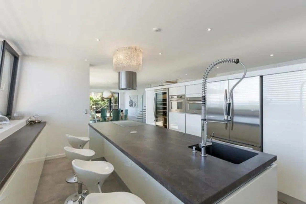Exceptional Villa Right on the Beach photo 5