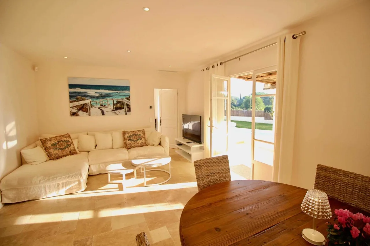 Charming Villa with Peaceful Garden and Swimming Pool photo 2