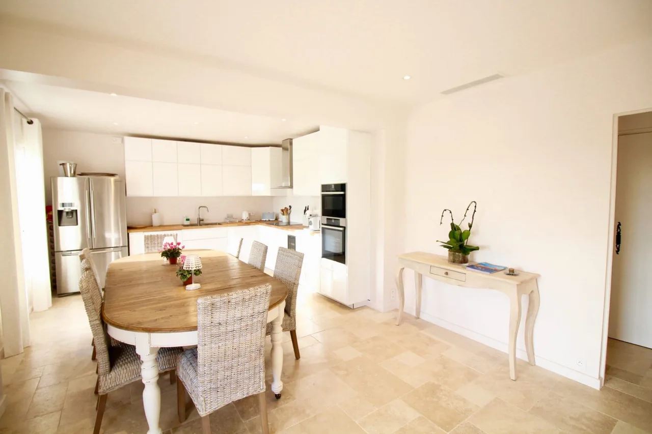 Charming Villa with Peaceful Garden and Swimming Pool photo 3