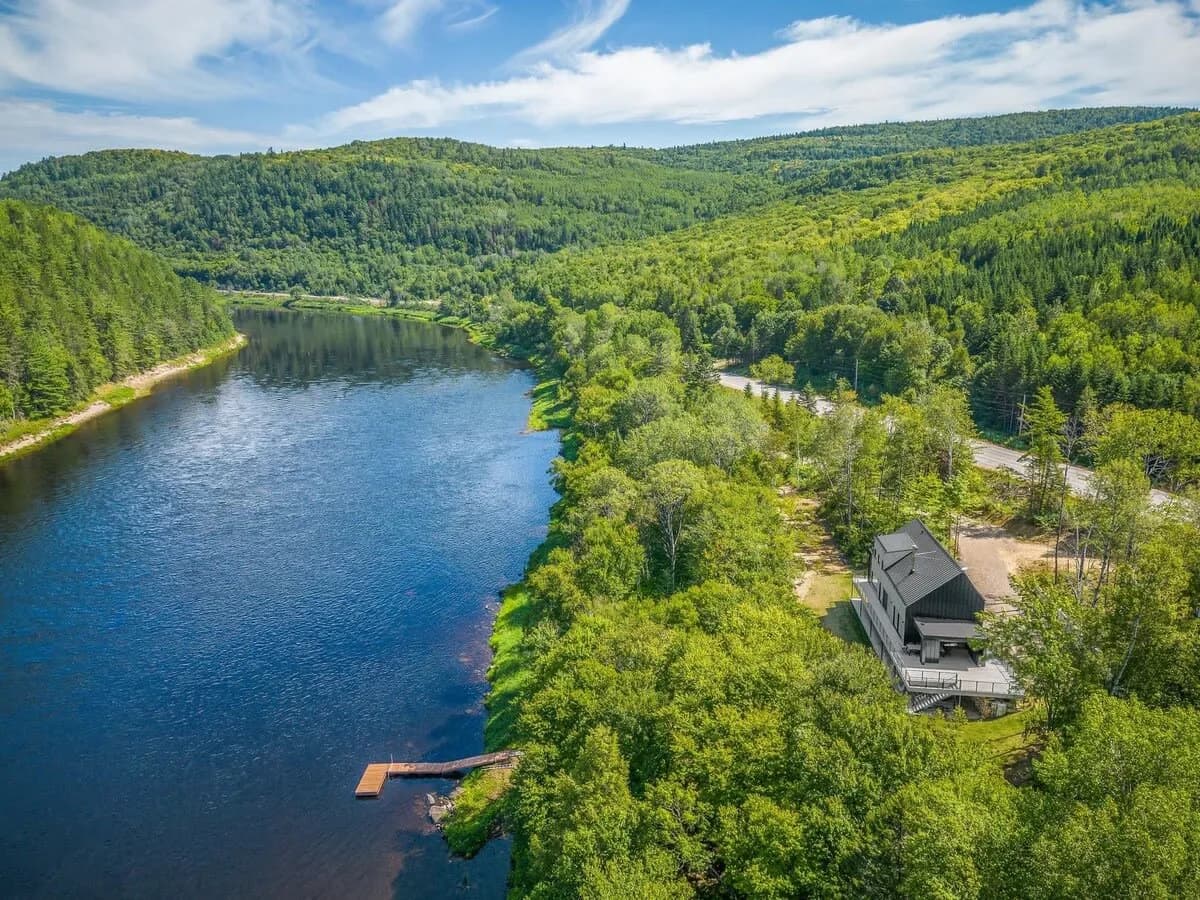Riverfront Spa Villa in Canada photo 2
