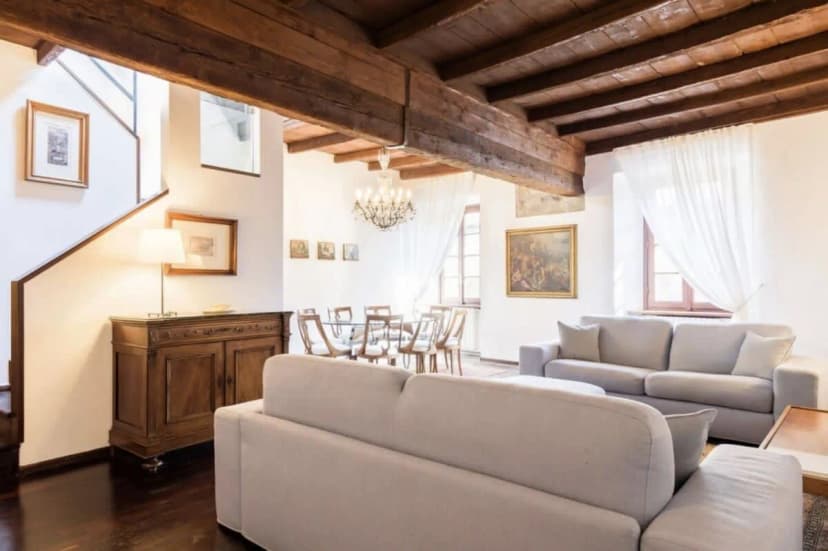 3 BR Luxurious Flat with Classic Attic