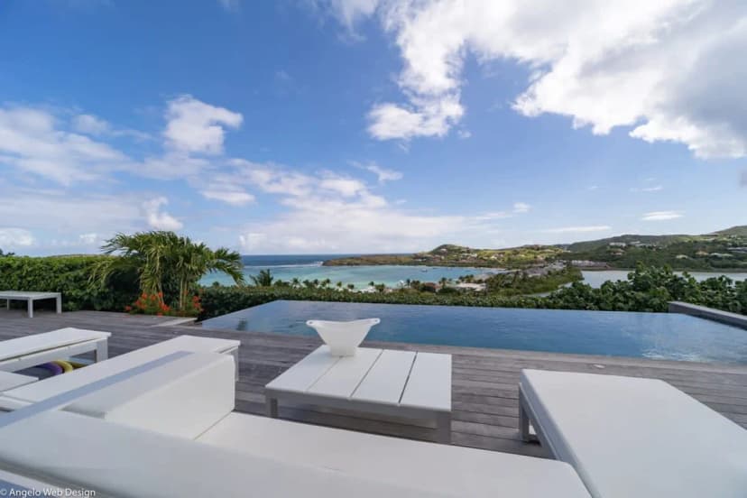 Relaxing Deluxe Villa to Enjoy Nature and the Seas