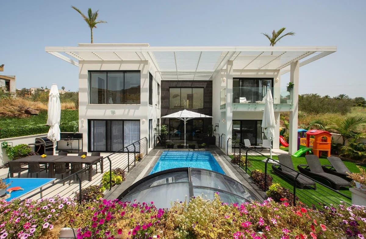 Modern Luxury Villa with Jacuzzi & Pool in Migdal