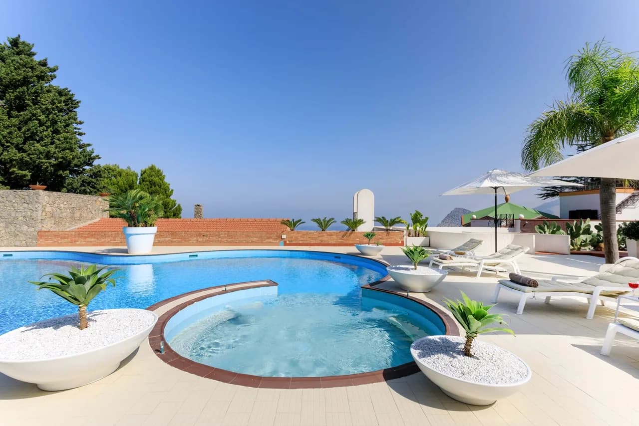 Extraordinary Villa Along a Cliff Edge photo 3
