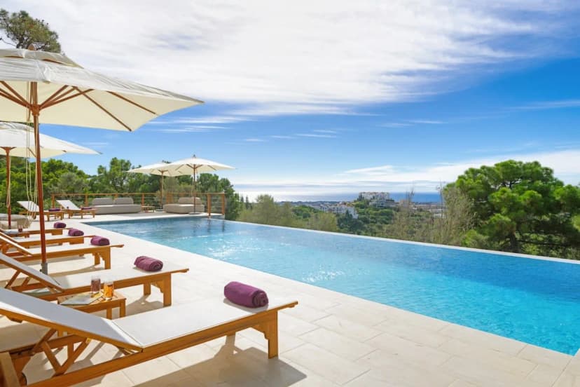 Amazing Traditional- Style Villa With Pool