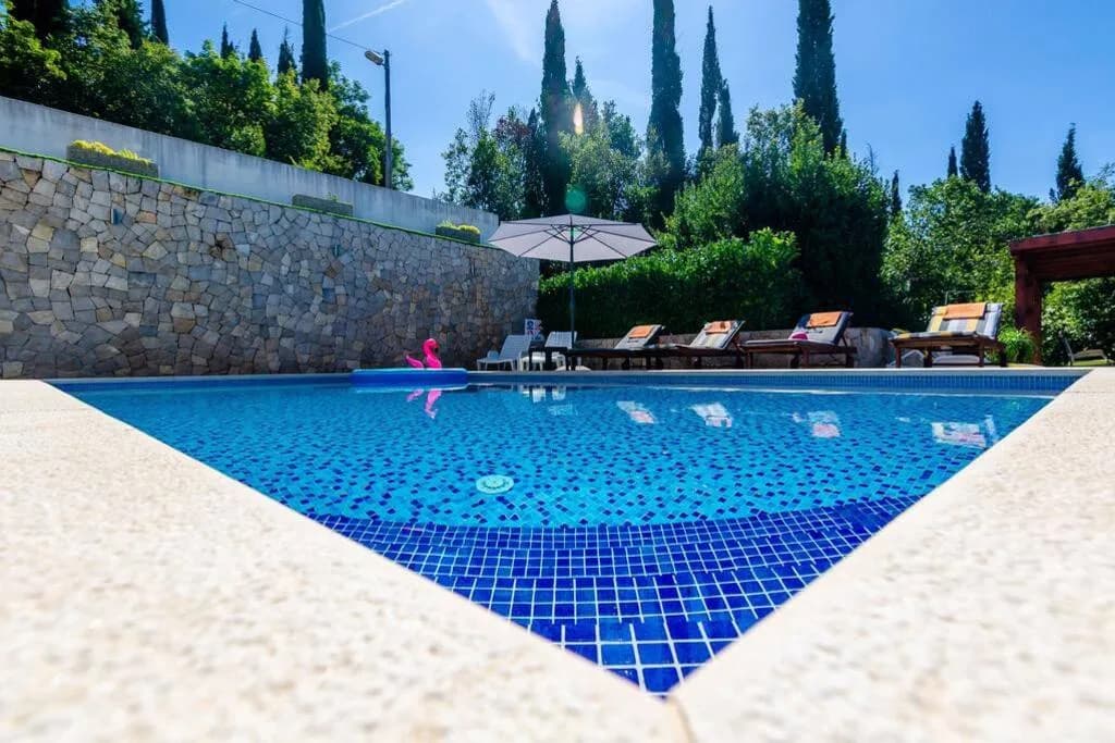 Cypress Tree Villa with an Outdoor Pool photo 2