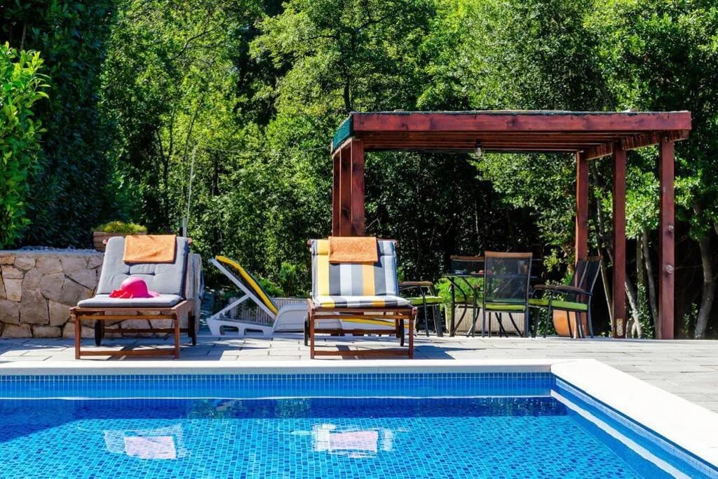 Cypress Tree Villa with an Outdoor Pool photo 3