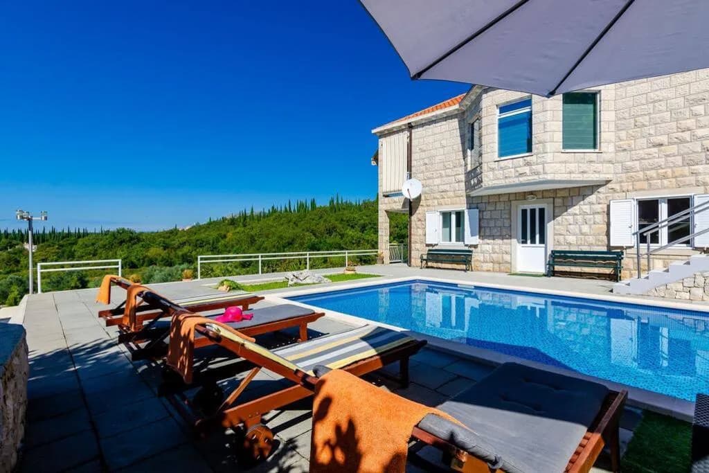 Cypress Tree Villa with an Outdoor Pool photo 4