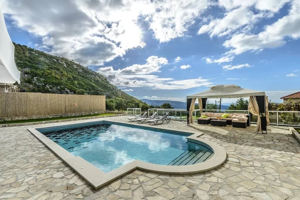 Clear Skies Villa with Hot Tub and Mountain Views photo 3