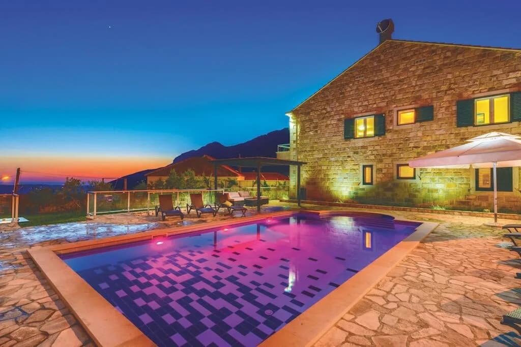 Clear Skies Villa with Hot Tub and Mountain Views photo 4