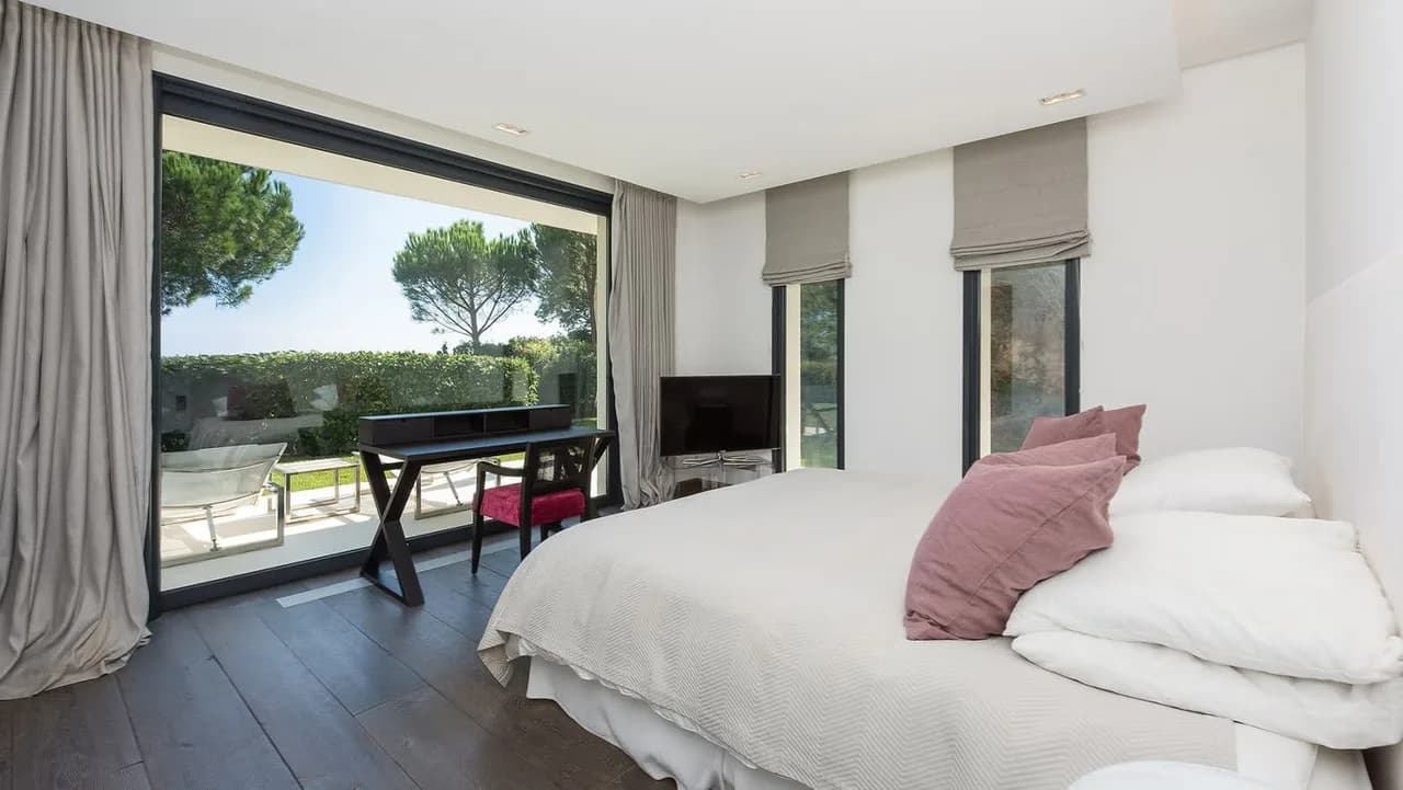 Classical St. Tropez Villa with Relaxing Sea Views photo 5