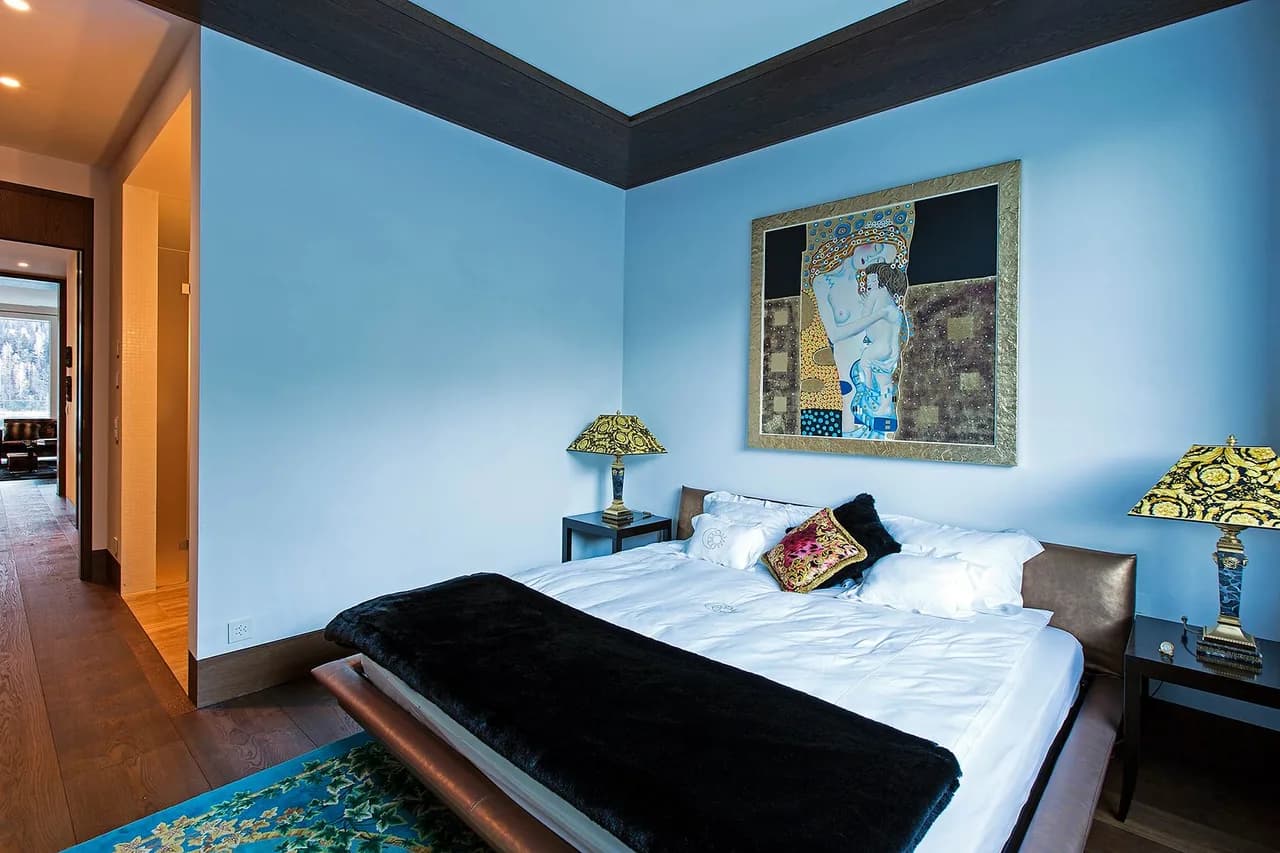 Posh Colorful Flat Offers Brilliant Views photo 4