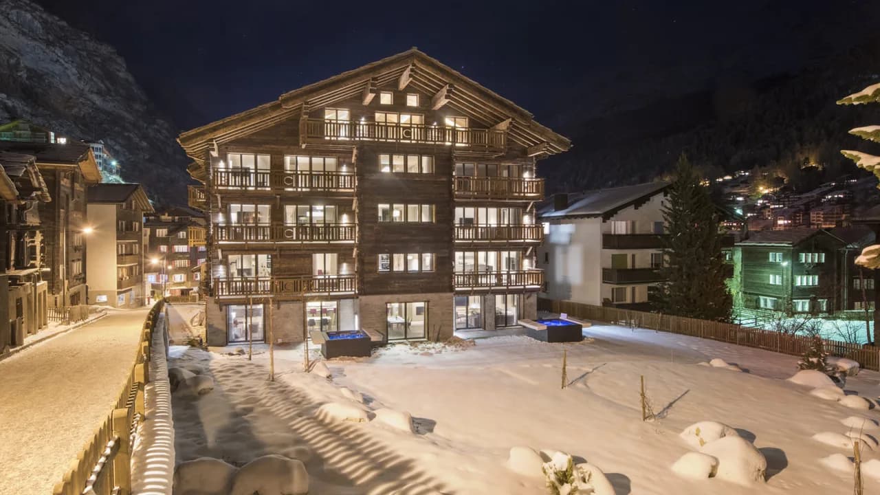 Luxurious Ski Vacation Chalet in a Great Location photo 2