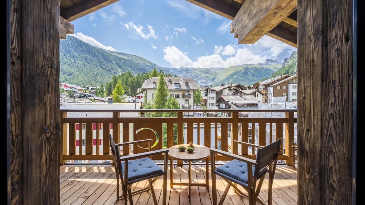 Luxurious Ski Vacation Chalet in a Great Location photo 3