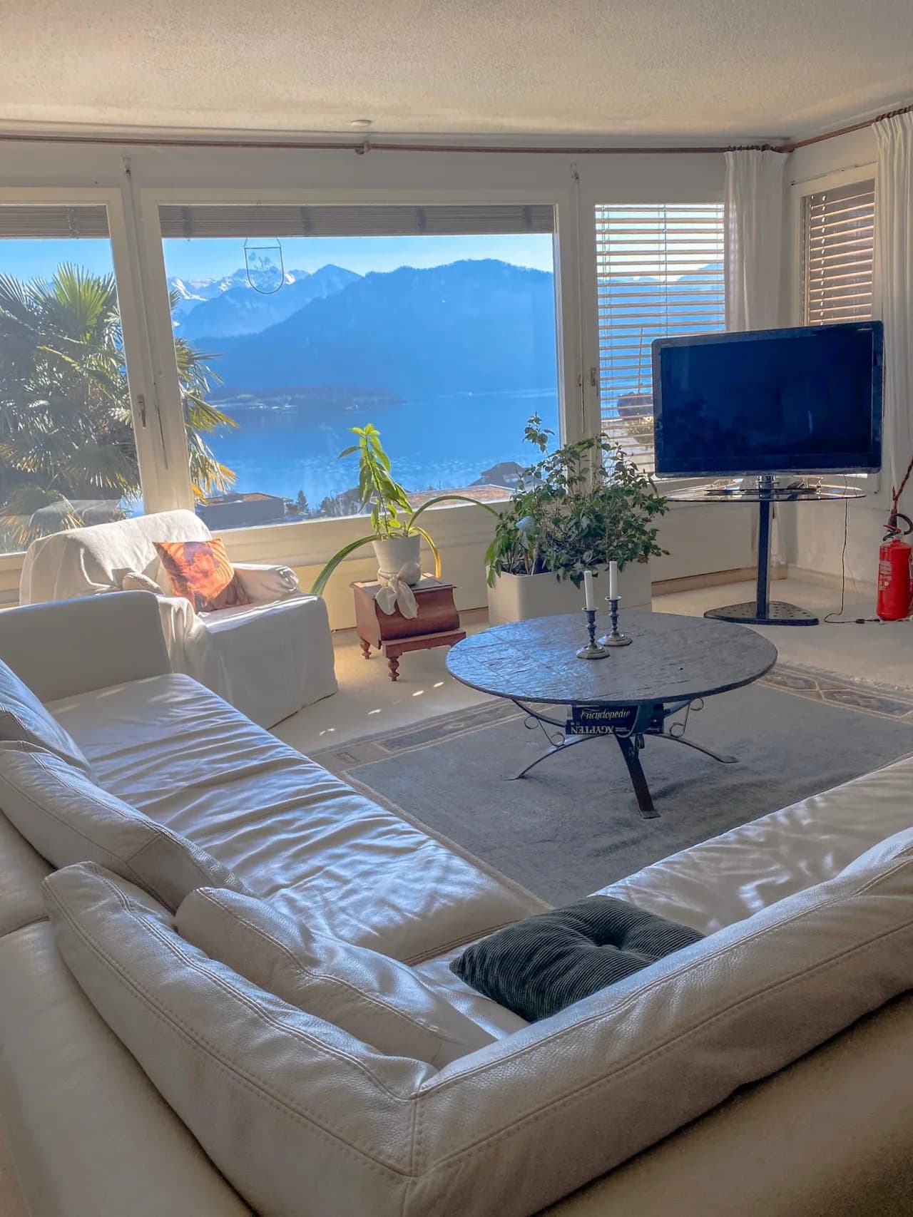 4 Br -  Serenity Villa with Relaxing Lake and Mountain View photo 2