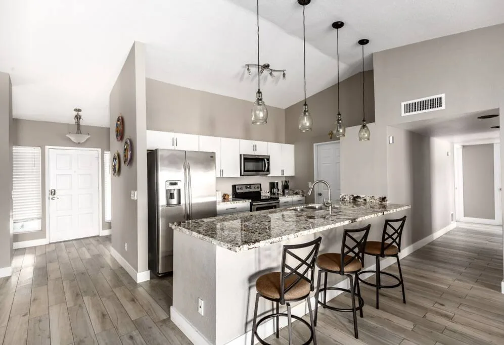 Glendale's Exclusive Home near Shopping and Parks photo 3