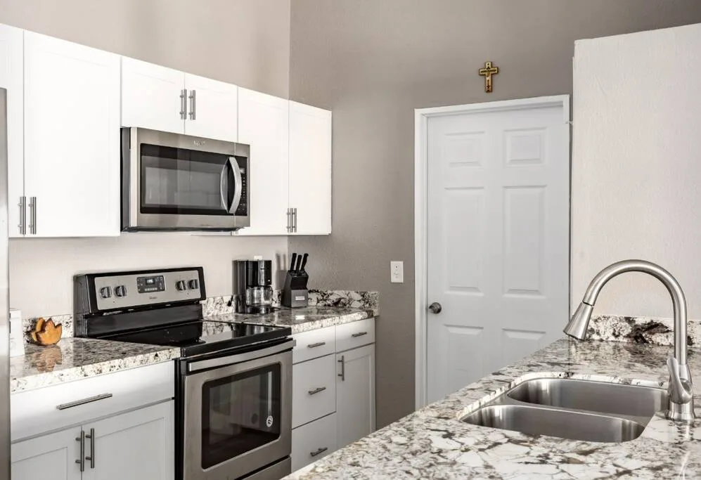 Glendale's Exclusive Home near Shopping and Parks photo 4