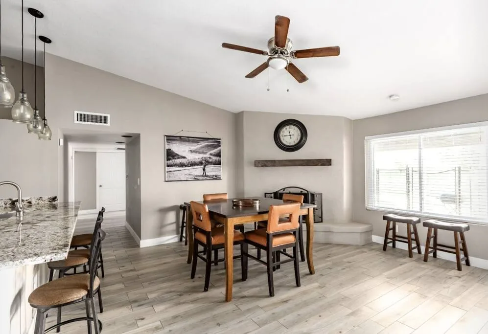Glendale's Exclusive Home near Shopping and Parks photo 5