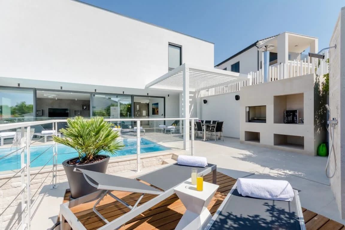 Luxurious Solid Villa with Unique Infinity Pool photo 3