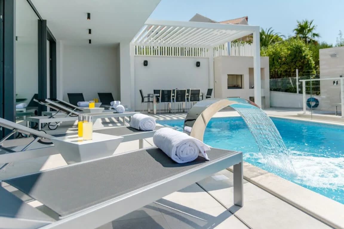 Luxurious Solid Villa with Unique Infinity Pool photo 4