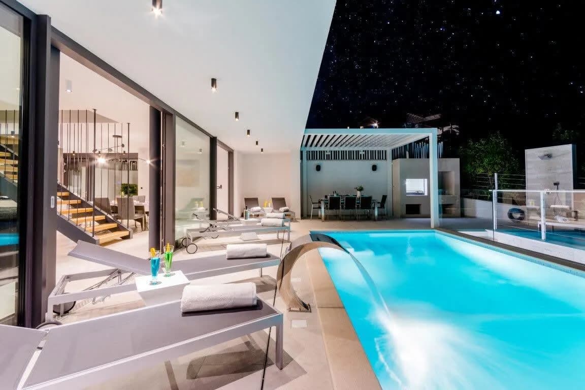 Luxurious Solid Villa with Unique Infinity Pool photo 5
