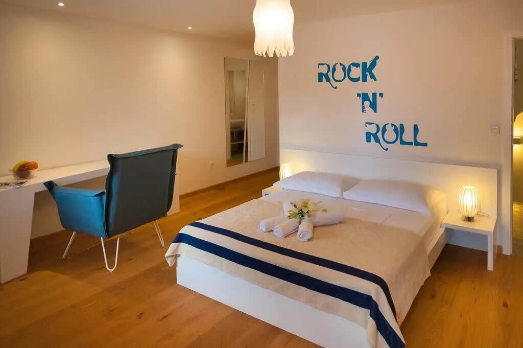 Charming Rock Villa with Pool and Jacuzzi photo 2