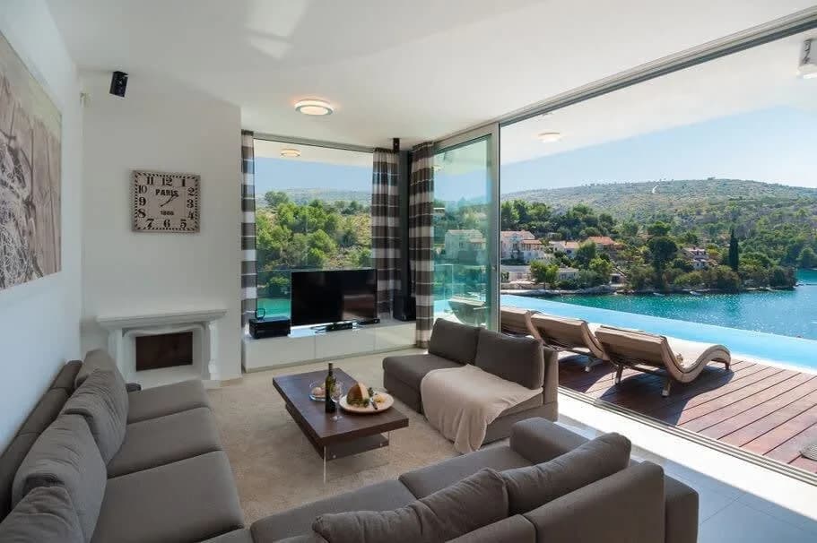 Exquisite Modern Villa in the Quiet Bay of Bobovisca