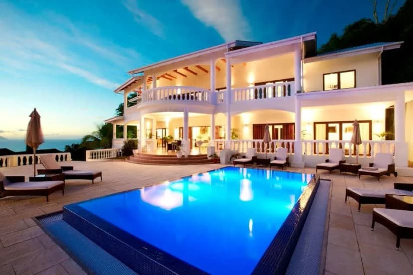 Delightful Villa with Infinity Pool & Tropical Garden