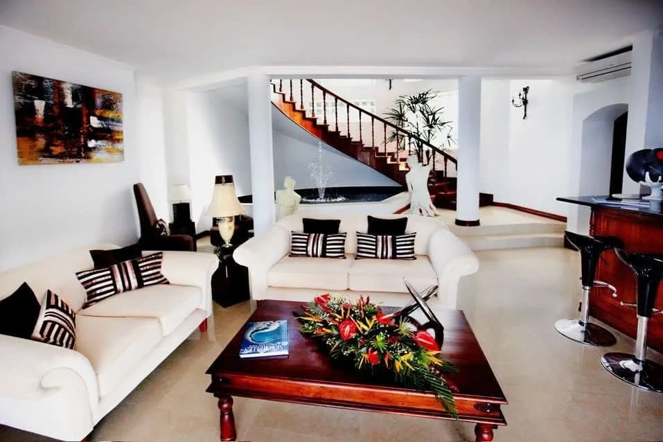 Delightful Villa with Infinity Pool & Tropical Garden photo 2