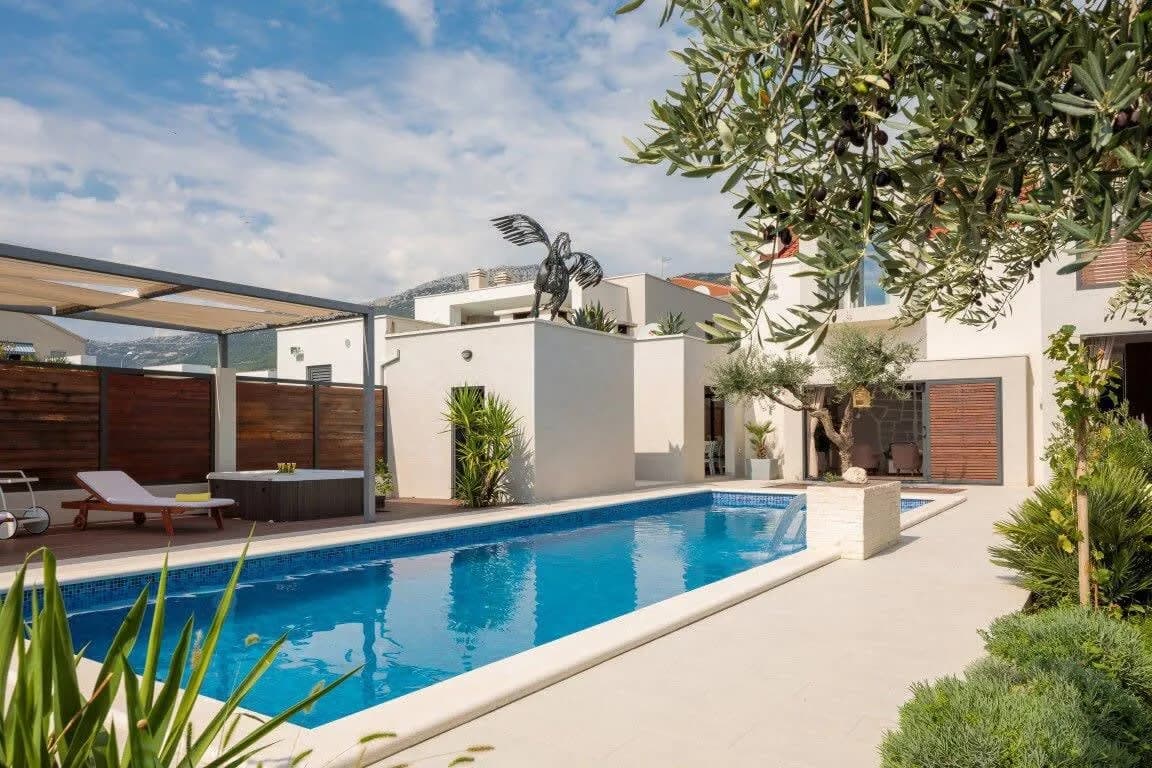 Prime Villa For Family With Swimming Pool photo 3