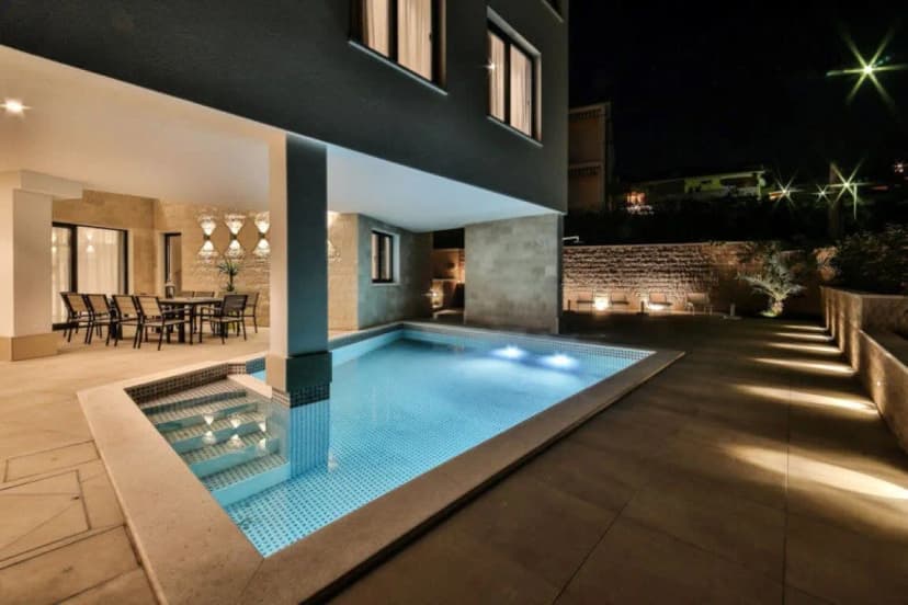 Elegant Cozy Villa With Beautiful Features