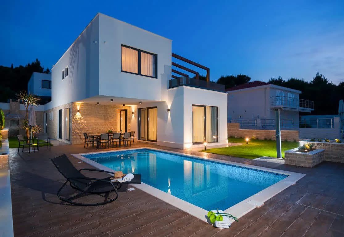 Luxurious Villa With Modern Interior And Pool photo 2