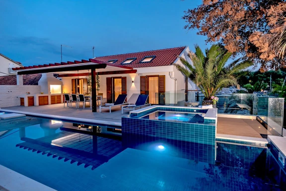 Gorgeous Paragon Villa at the Center of Milna