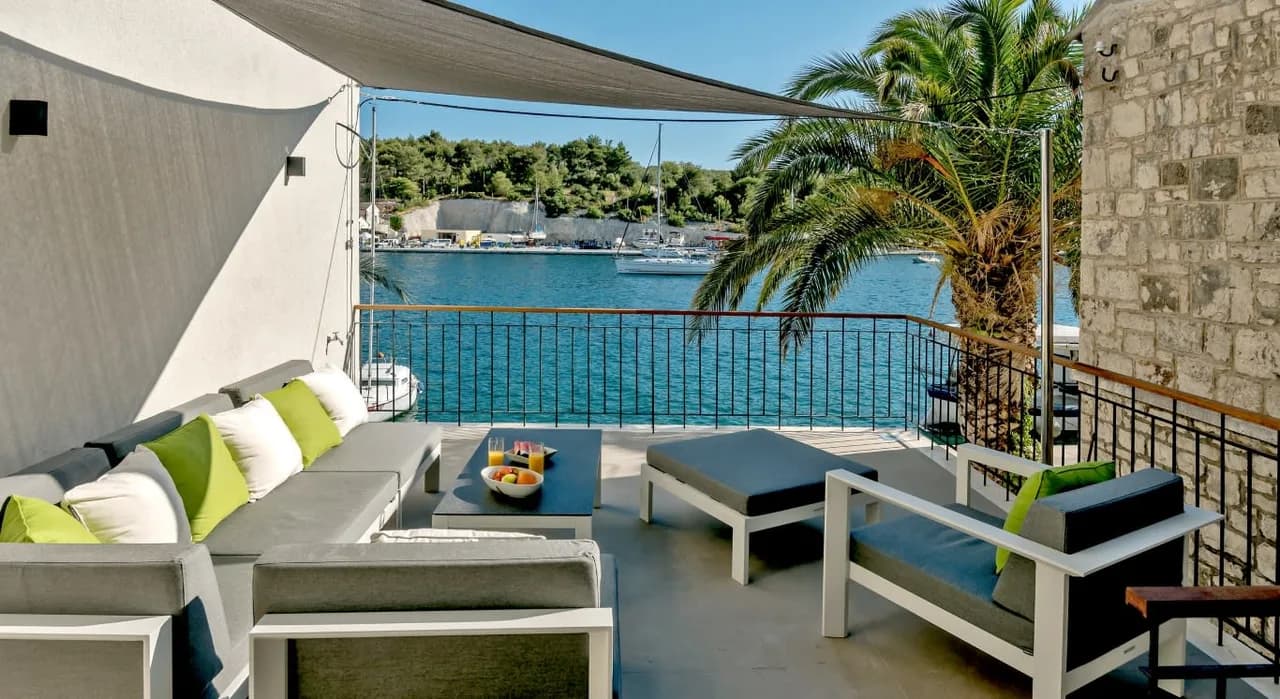 Gorgeous Paragon Villa at the Center of Milna photo 3