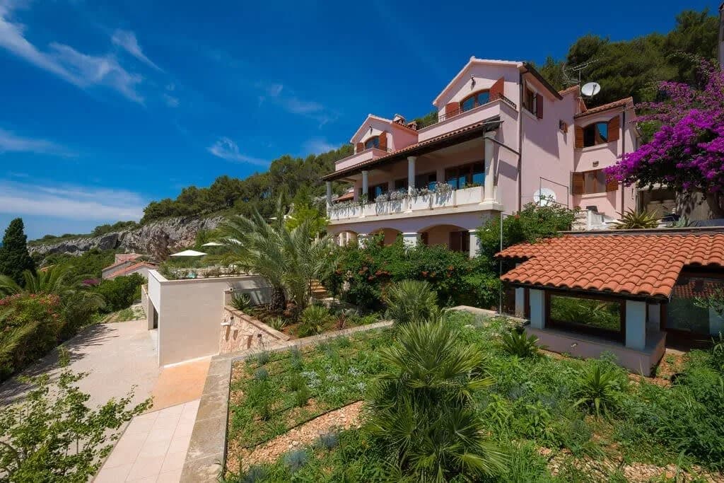 Majestic Tranquil Villa with Stunning Panoramic View photo 3