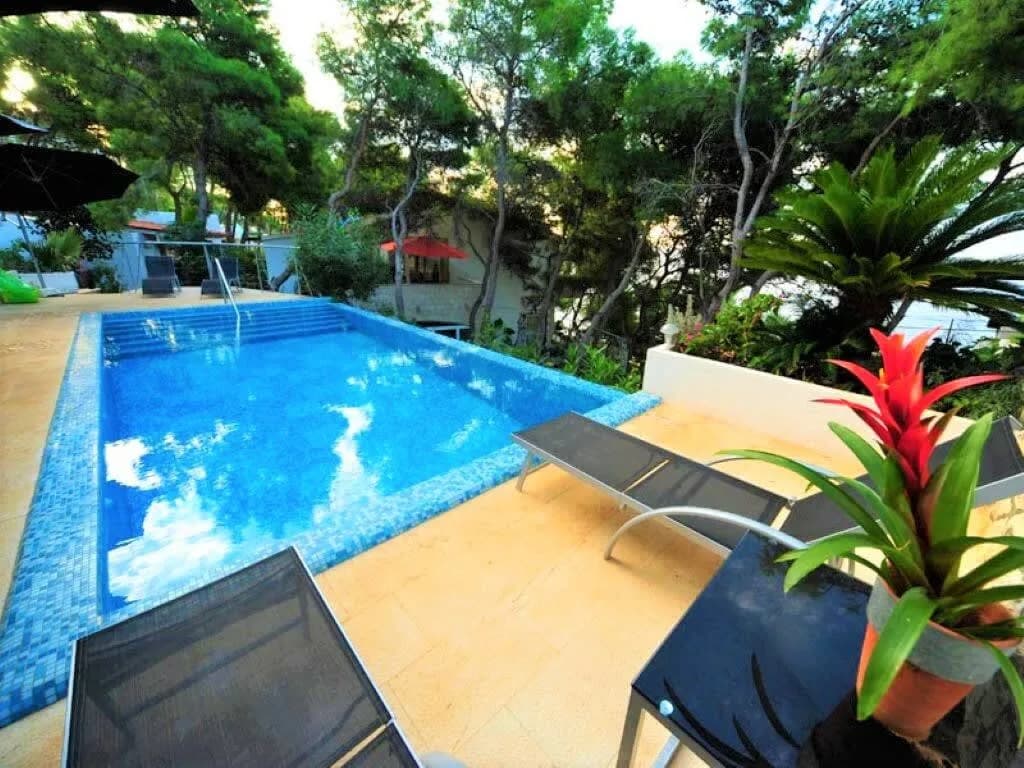 Vibrant Fierce Villa with Magnificent Furnishings photo 2