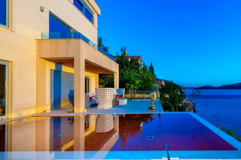 Enticing Seacoast Villa at the Edge of the Adriatic Sea