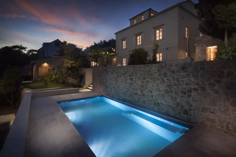 Deluxe Glamour Villa with Enticing Garden