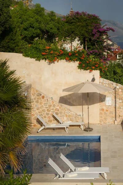 Deluxe Glamour Villa with Enticing Garden photo 2