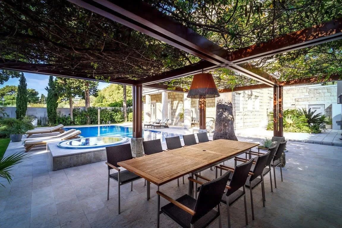 Fancy Modern Villa with Deluxe Interior photo 2